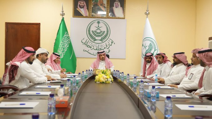 اجتماع لمناقشة المشاريع القائمه والمتعثرة والمستقبلية بمحافظة الشملي